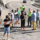 Suárez Quiñones, con el alcaldede y con técnicos de Carreteras y Tráfico ayer en Villasimpliz.