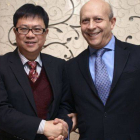 El ministro de Educación, Cultura y Deporte, José Ignacio Wert (d), saluda al vicerrector de la Universidad de Pekín, Li Yansong (i).