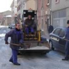 Los operarios trataban ayer de quitar el hielo de las calles de Matallana de Torío