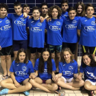Los 21 nadadores del Club Acuático León, 13 niños y 8 niñas, sumaron un total de 661 puntos. DL