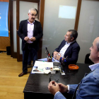 Fierro (de pie), Cortés y Moreno ayer en el despacho municipal del PP valorando el Mundial