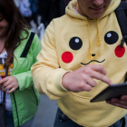 Dos jóvenes buscan 'pokemons' en Viena, el pasado fin de semana.