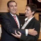 Mateos saluda a la portavoz del grupo socialista en la Comisión de Hacienda, María Luz Martínez,
