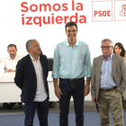 Pedro Sánchez posa junto a Pepe Álvarez (UGT) e Ignacio Fernández Toxo (CCOO) antes de la reunión.