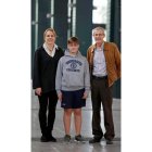 Eulàlia posa con su hijo y Sunyer, director del proyecto. S. SÁEZ