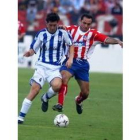 Iker Begoña, a la izquierda, y el rojiblanco Sergi pugnan por un balón