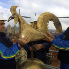 Momento en el que la veleta original del gallo fue apeada de la torre de San Isidoro para su restauración. RAMIRO