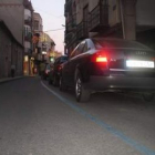 Vehículos aparcados en una céntrica calle de la ciudad, en una imagen de archivo.