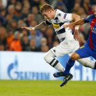 Mascherano pelea con Hahn en el Barça-Borussia del Camp Nou,