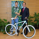 Adrián Aixala Anta junto al director de la oficina principal Javier López Juan.