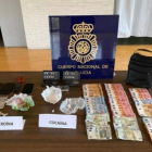 La policía se incautó de distintas cantidades de droga, dinero en metálico, teléfonos móviles y balanzas de precisión entre otros objetos, en los registros de la operación. DL
