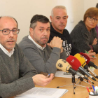 En primer término, Emilio Vidal (CC OO) e Higinio García (CSIF) ayer junto a otros sindicalistas. LDM