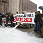 Uno de los actos de protesta de los ganaderos de vacuno de leche del mes de abril. FERNANDO OTERO