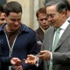 El presidente y candidato Álvaro Uribe, ayer, tras votar