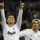 Cristiano Ronaldo celebra con Coentrao uno de sus goles de esta temporada.