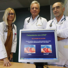 Los neumólogos Silvia Fernández, Enrique Gavela y Florentino Díez, jefe del servicio, en la consulta del sueño del Hospital de León.