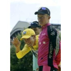 Armstrong saluda a sus hijos desde el podio de París del último Tour