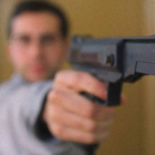 Un ciudadano sostiene un arma corta.
