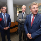 José Luis Rodríguez Soto, José Antonio Visedo y Rafael López Iglesias, ayer en el hospital. L. DE LA MATA