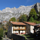 Con el paisaje de Picos de Europa como telón de fondo, El Jermoso tiene adosados hórreos que se mantienen intactos.