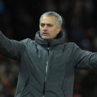 Mourinho gesticula en el partido enter el United y el City del domingo en Old Trafford.