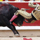Fundi sufrió un revolcón sin consecuencias al entrar a matar a su segundo toro.