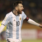 El argentino Lionel Messi celebra luego de anotar uno de sus tres goles a Ecuador. JOSÉ JÁCOME