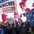 La manifestación que encabezaron ayer en Madrid los secretarios generales de UGT y CC OO, Pepe Álvarez e Ignacio Fernández Toxo. L. P.