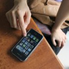 Un usuario, con el  iPhone 4.