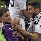 Ramos y Casillas con el hijo de Íker. Fueron los jugadores más aclamados por la afición del Madrid que acudió al Bernabéu.
