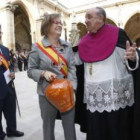 Evelia Fernández entregó una hucha al síndico del Cabildo, Mario González.