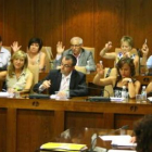 Los populares apoyan uno de los puntos de la sesión plenaria celebrada ayer en Ponferrada.