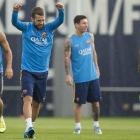 Jordi Alba levanta sus brazos durante la sesión de entrenamiento del FC Barcelona en la ciutat esportiva antes de viajar a Bilbao.