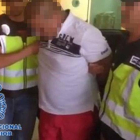 Fotografía facilitada por la Policía Nacional de la detención en Alicante del líder militar de la Oficina de Envigado colombiana.