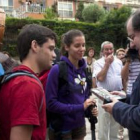 El presidente de la Junta, Juan Vicente Herrera, charla con dos peregrinos en Burgos.
