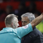 El árbitro expulsa a José Mourinho.