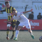 Eneko Capilla trata de irse de un rival en un lance del encuentro disputado en el campo Baltasar Pujales de Vigo. EUGENIO ÁLVAREZ