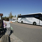 Autobús de turistas estacionado a las puertas de Las Médulas, el pasado otoño. L. DE LA MATA