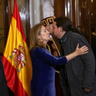 Pablo Iglesias besa a la presidenta del Congreso, Ana Pastor, el día de la Constitución.