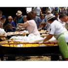 La degustación de la paella reúne a numeroso público. CAMPOS