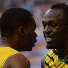 Usain Bolt (derecha) y Warren Weir, primero y segundo en la prueba de 200 metros de los Mundiales de Moscú, celebran su éxito.