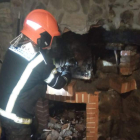 Momento de la intervención de un bombero de Ponferrada. DL