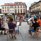 Varios alumnos, durante su actuación de ayer en la plaza Mayor.