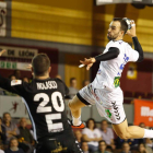 El jugador del Ademar Álex Costoya repite como internacional en la lista de Ribera. JESÚS F. SALVADORES