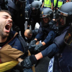 Agentes de la policía, ante la escuela Ramon Llull, el 1 de octubre.