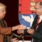 El diputado nacional del PP, Cándido Reguera Díaz, recibe el bastón de mando.