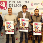 Emilio Orejas con varios de los representantes de las carreras que conforman la Copa. FERNANDO OTERO