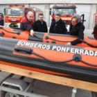 El concejal de Protección Civil y el alcalde, flanqueados por un bombero y el jefe del servicio, aye