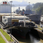 Una embarcación transita por la esclusa de Miraflores, en el Canal de Panamá.