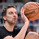 Par Gasol, en un calentamiento con los Milwaukee Bucks.